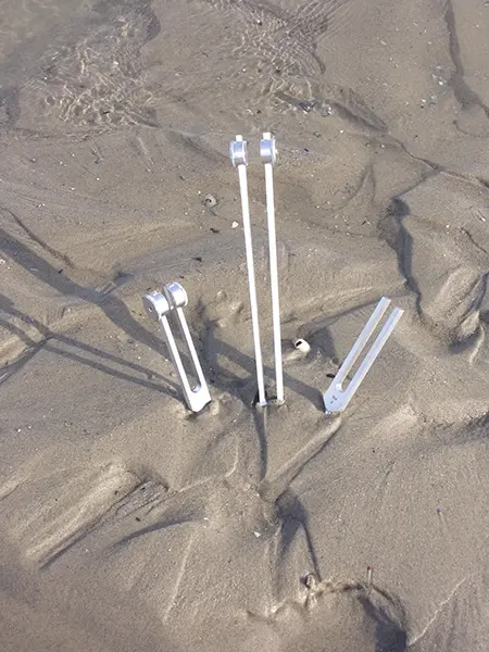 des diapasons lestés et non lestés dans du sable pour la sonothérapie au sein de Sophronisons à CAMBRAI, DOUAI, VALENCIENNES