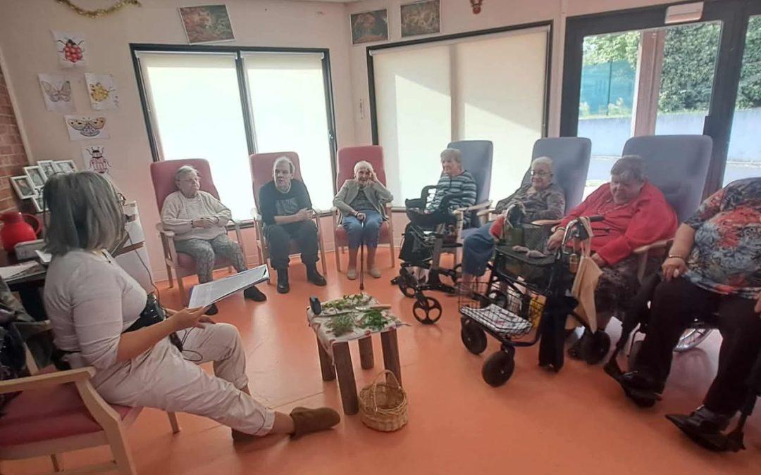 Animation collective menée par Sophronisons auprès de résidents d'un EHPAD à Nauville-Saint-Rémy autour des plantes et de la lecture